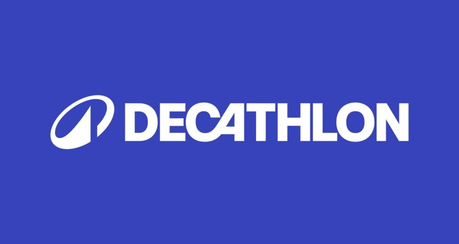 Foto de un logo que dice decathlon con fondo azul
