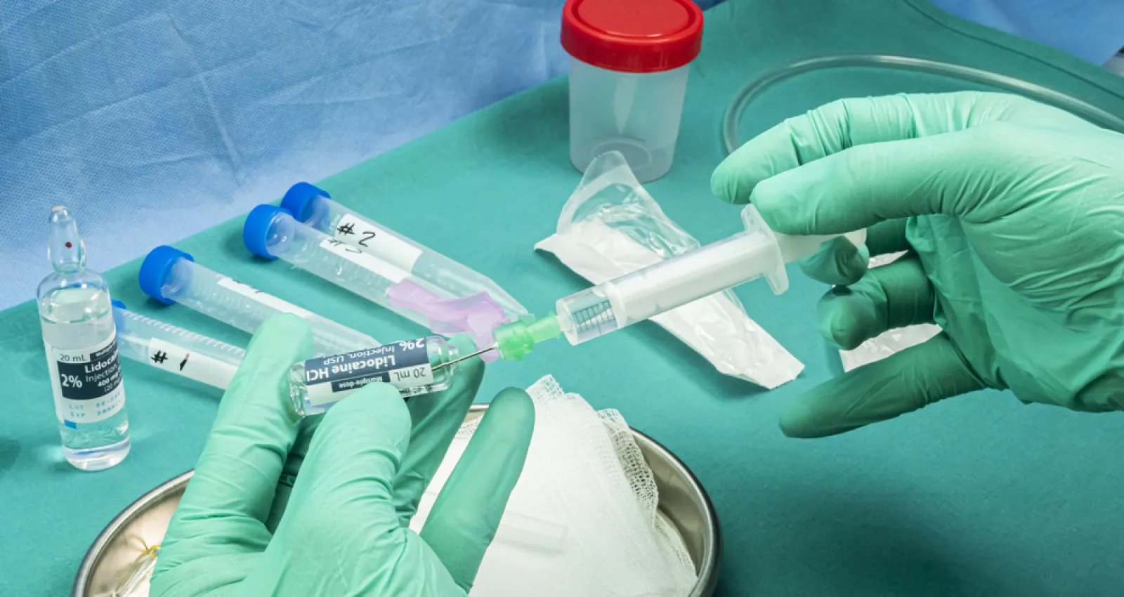 Foto de un médico con una jeringa en las manos
