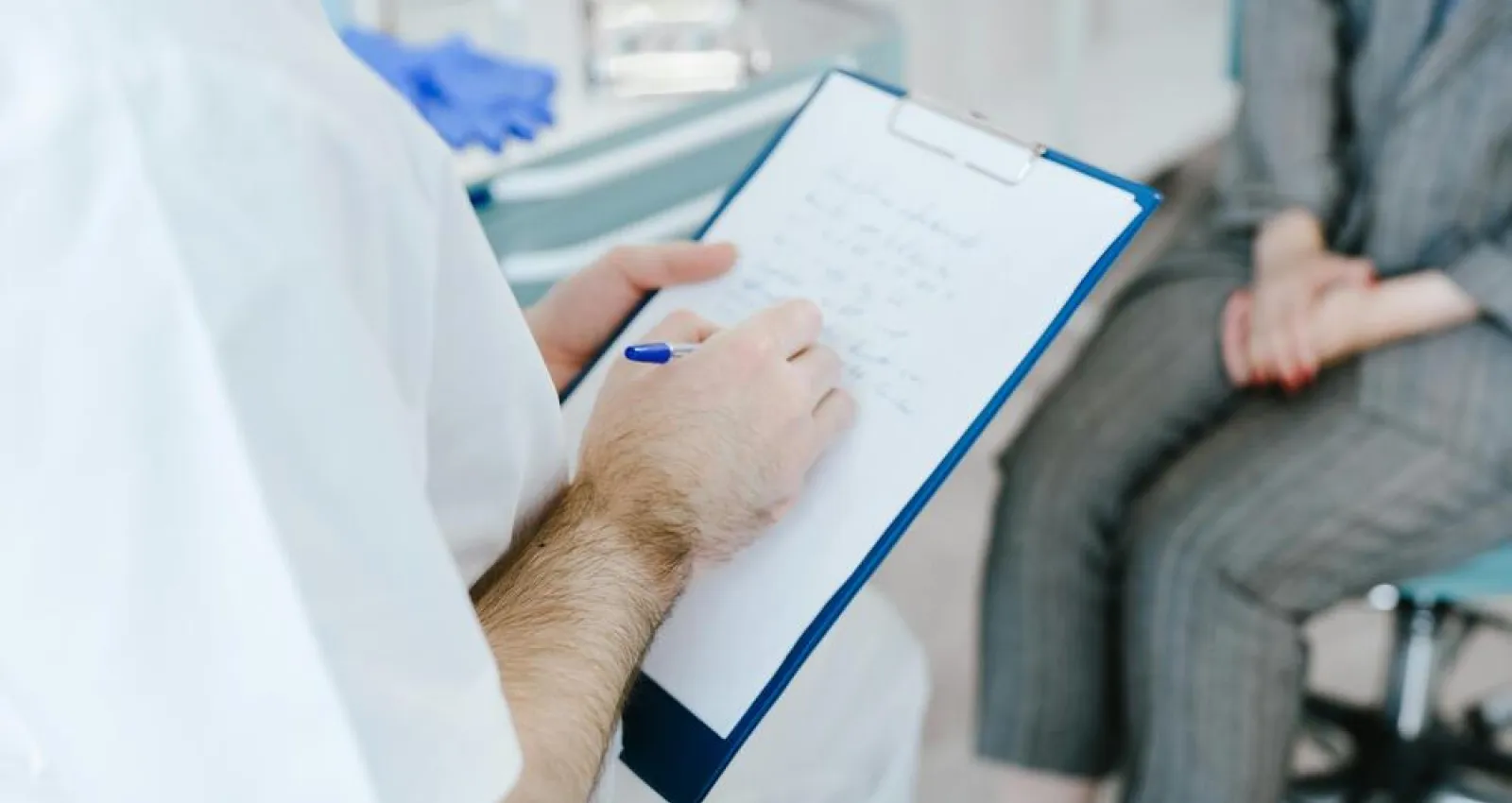 Foto de un médico diligenciando una hoja