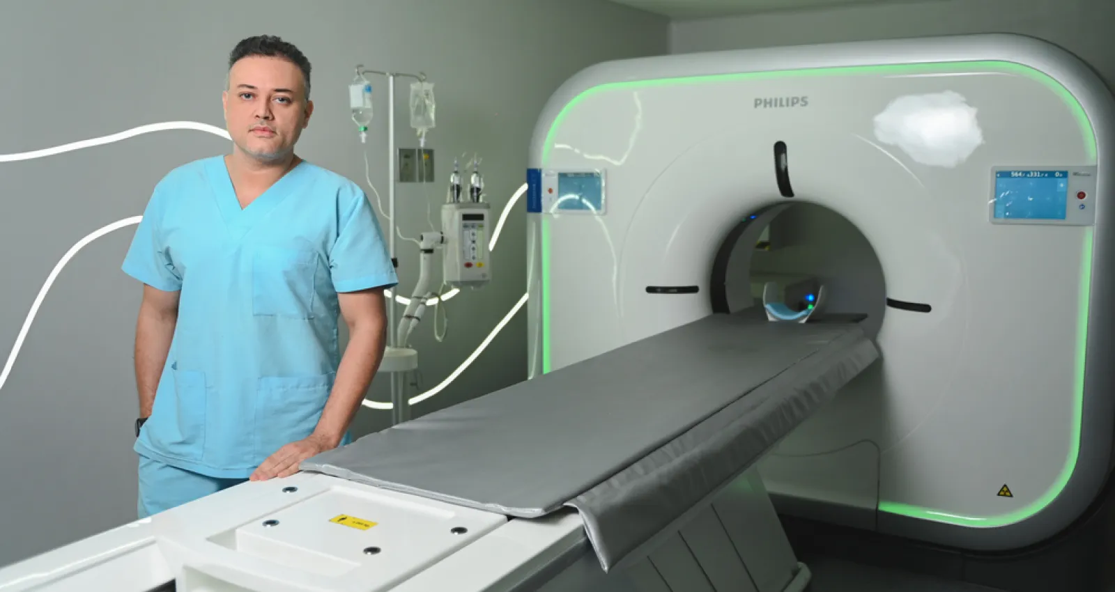 Foto de un médico y un dispositivo médico en su espalda