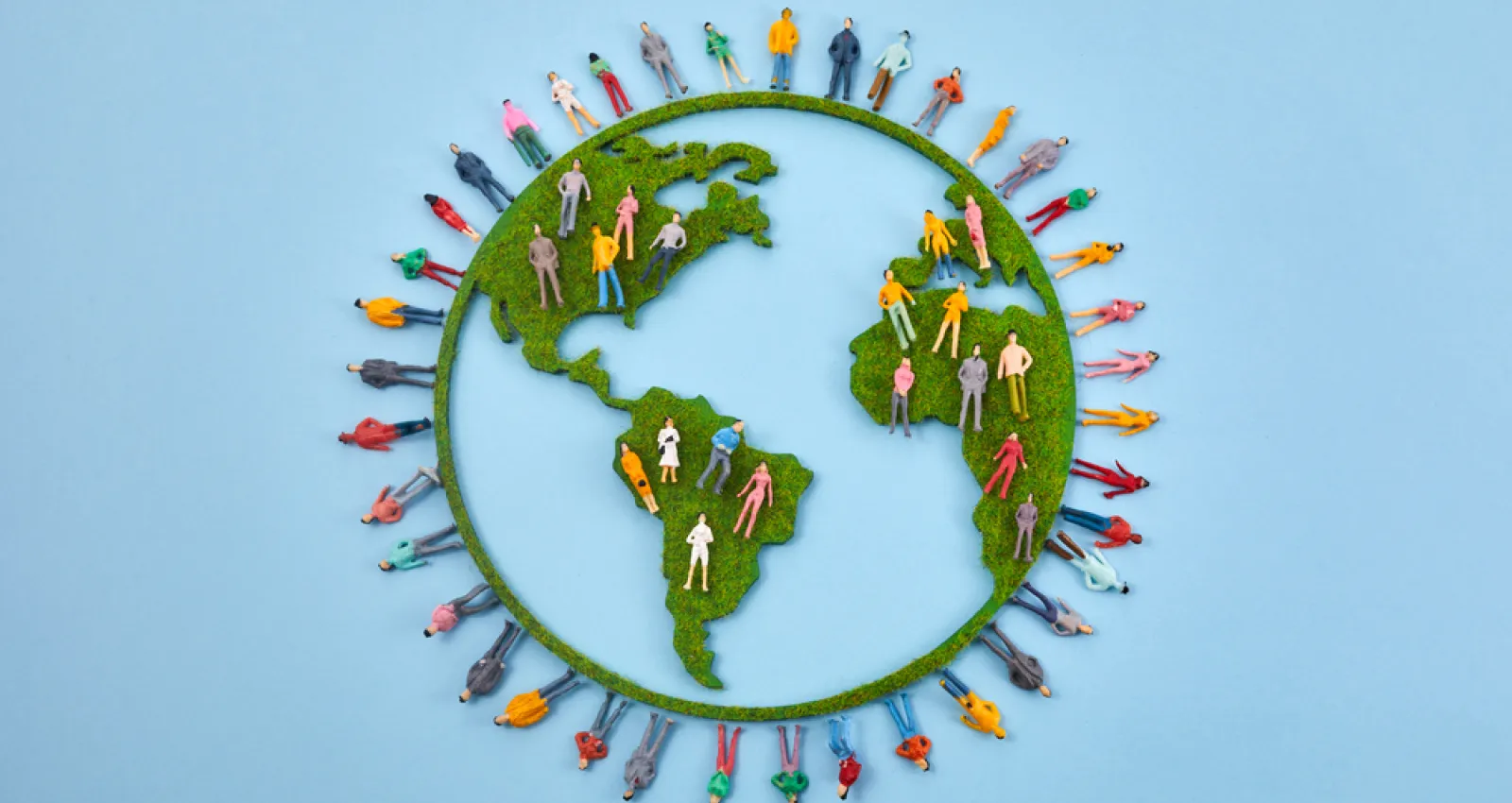 Foto de un mundo con varias personas al rededor