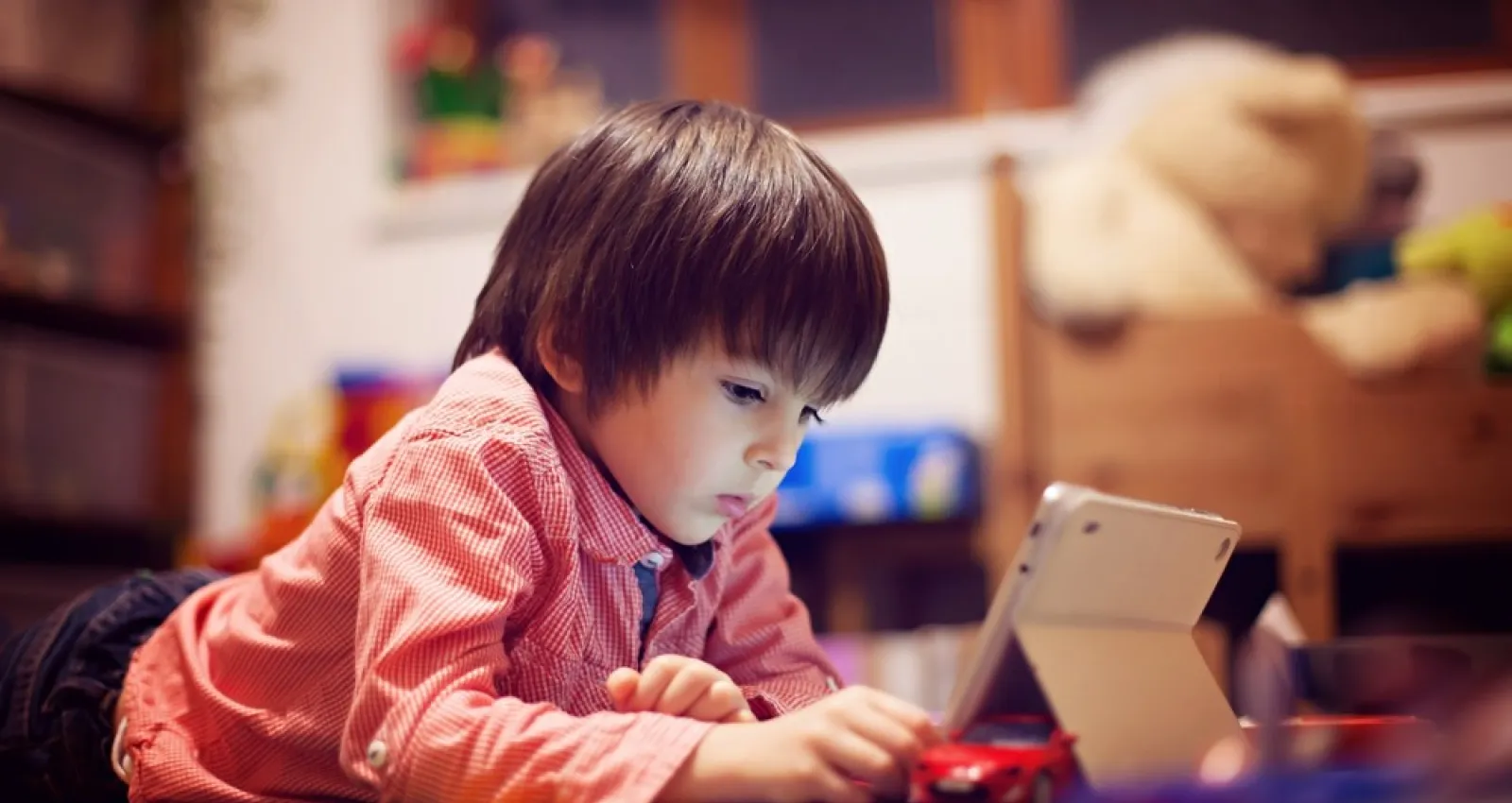 Foto de un niño mirando una tablet