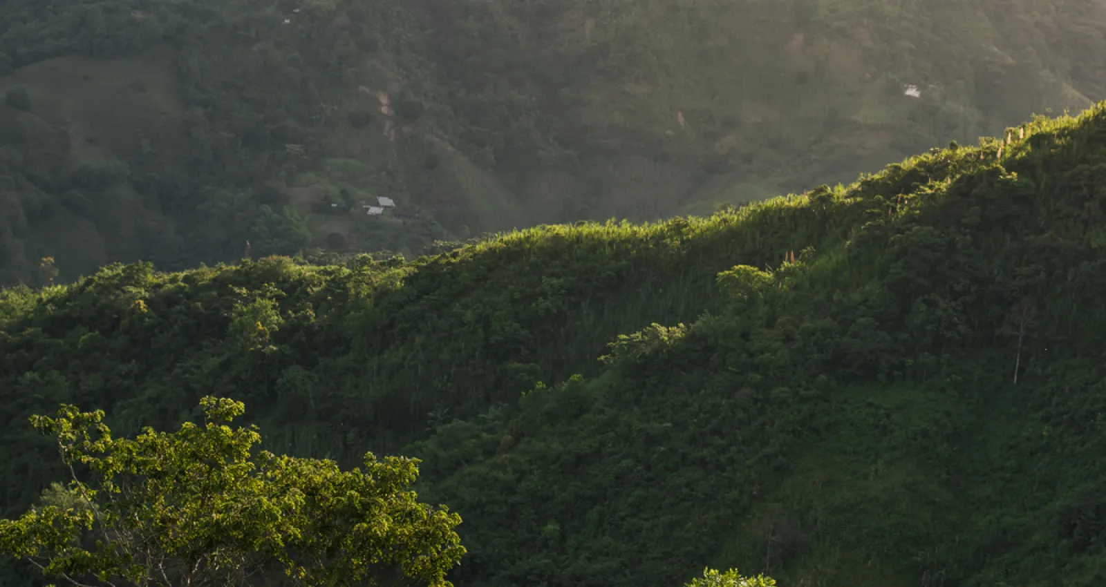 Foto de un paisaje de montañas con un cielo con sol