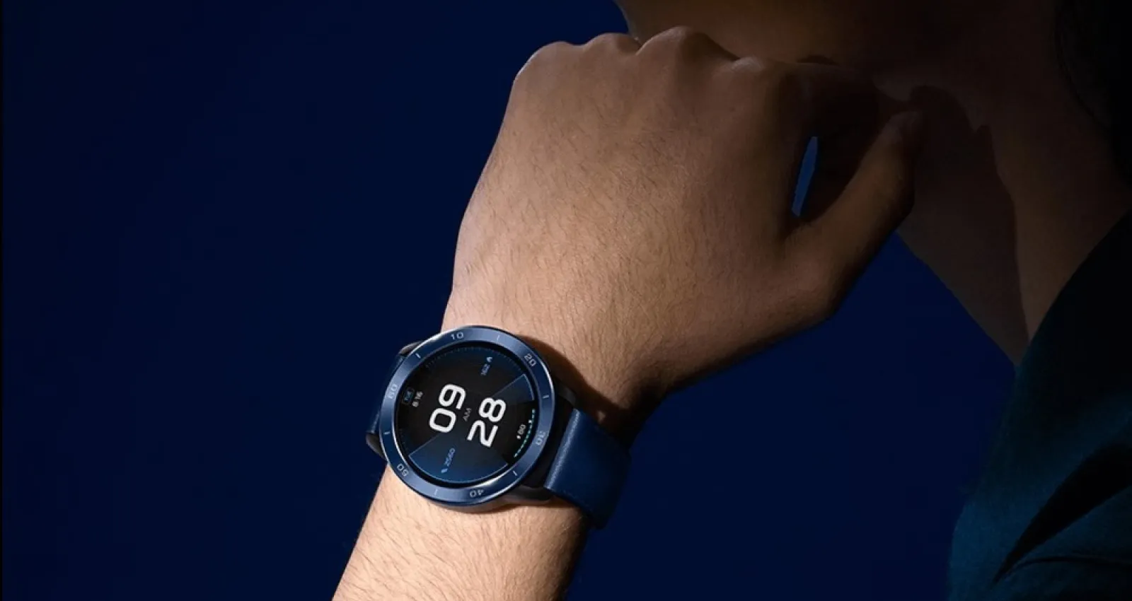 Foto de un reloj sobre la mano de una persona