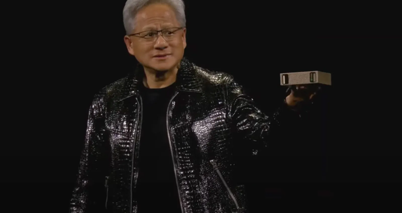 Foto de un señor con una computadora en la mano