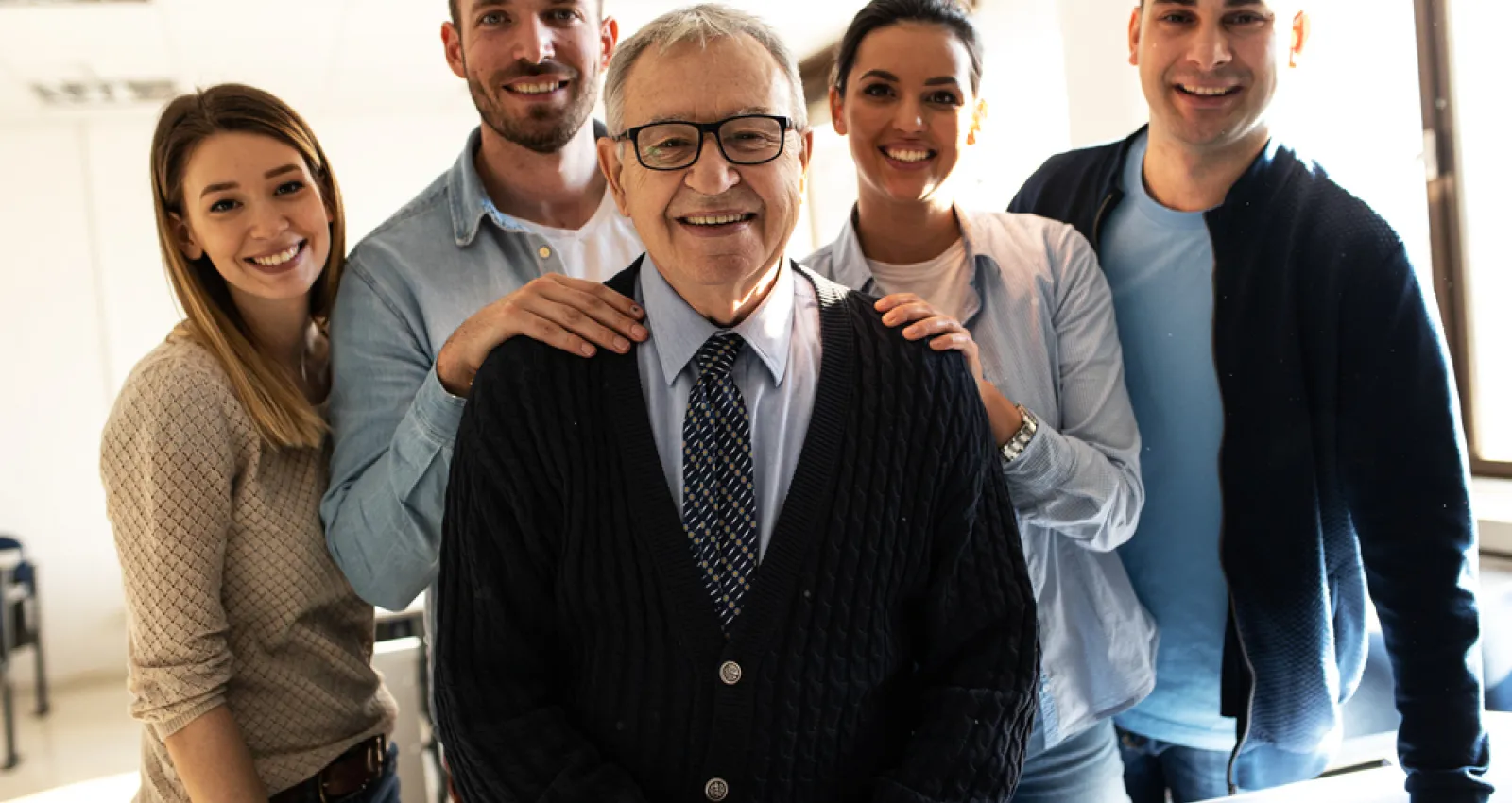 Foto de un señor con varias personas de fondo