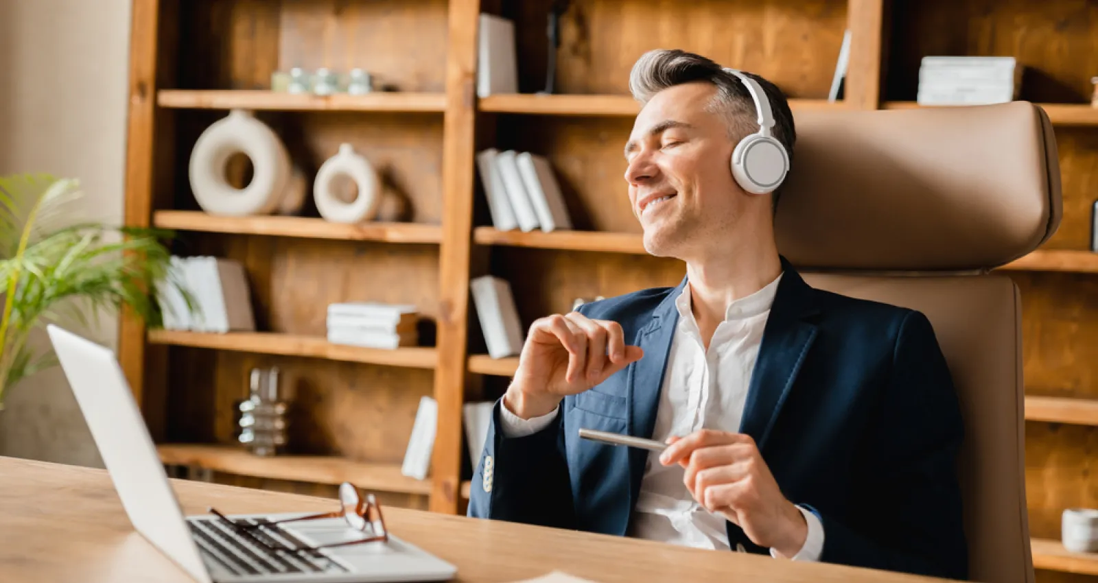 Foto de un señor escuchando música en su puesto de trabajo