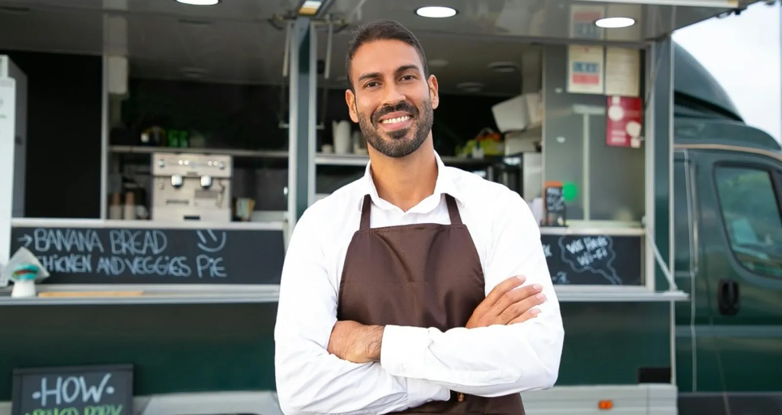 Foto de un señor frente a la cámara con un delantal encima