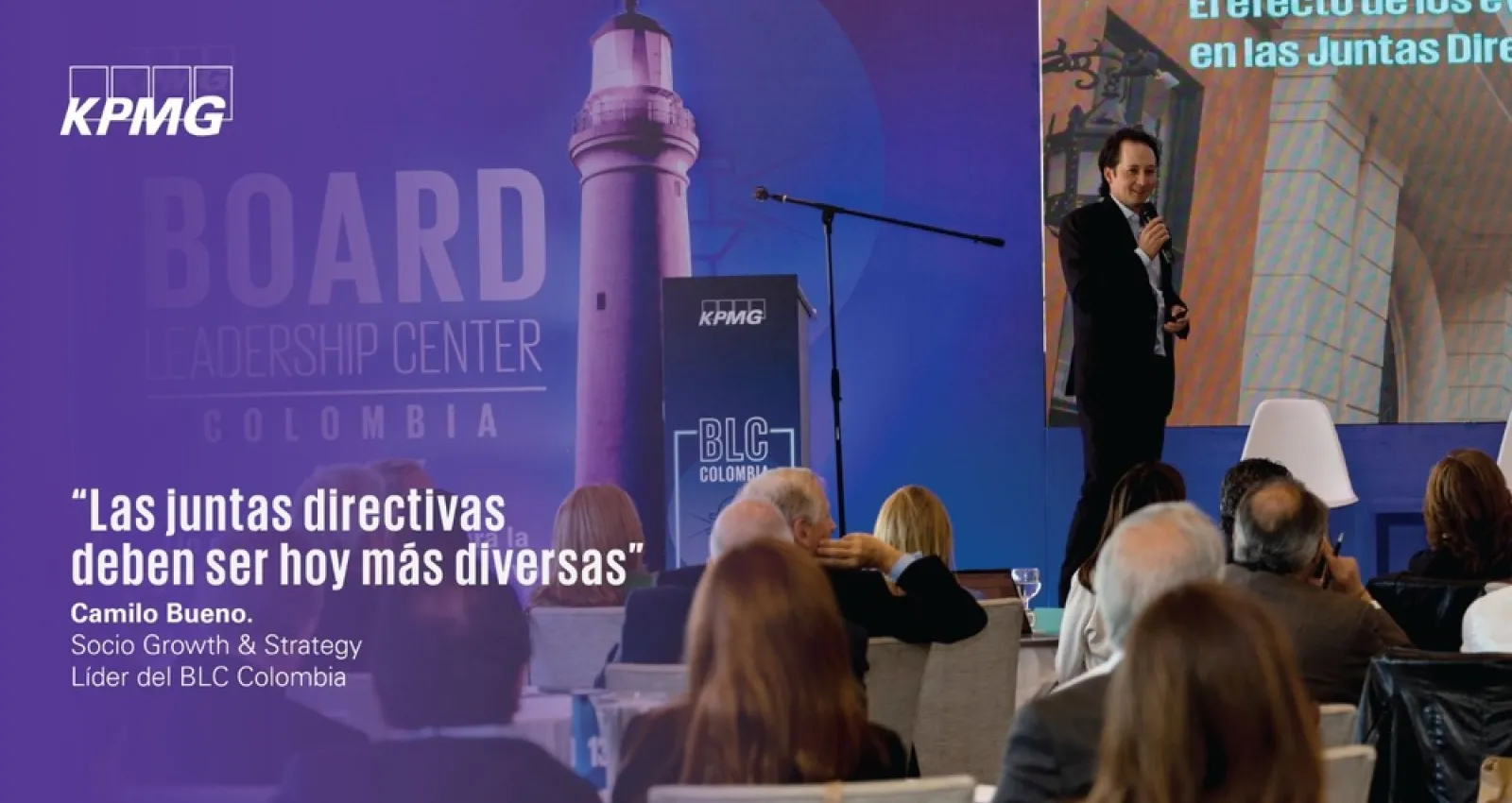 Foto de un señor hablando frente a un público, de aproximadamente 40 personas