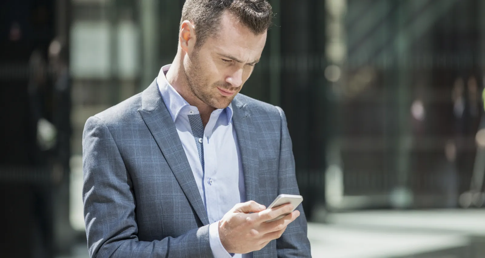 Foto de un señor mirando un celular