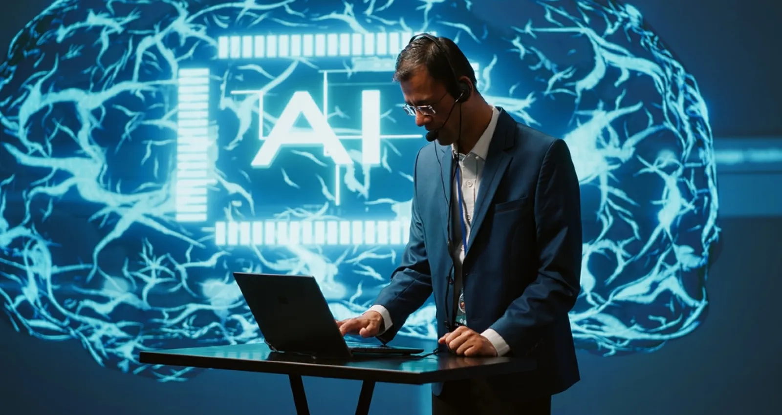 Foto de un señor utilizando un computador con un fondo que dice AI
