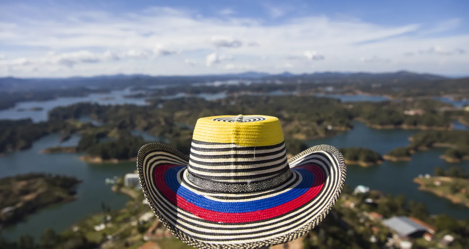 Foto de un sombrero vueltiao con un fondo de llanura