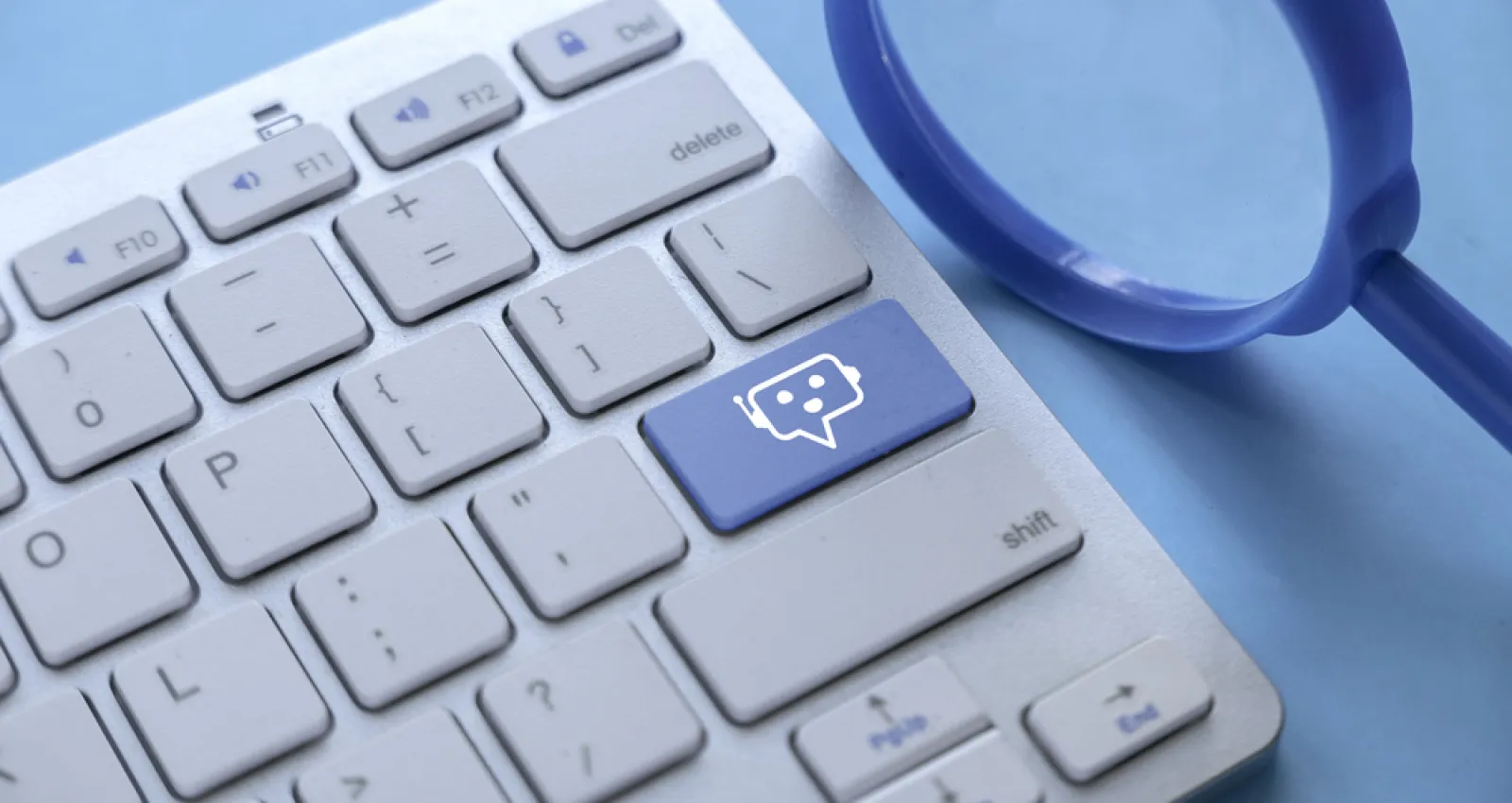 Foto de un teclado blanco con una tecla azul que simula un pc