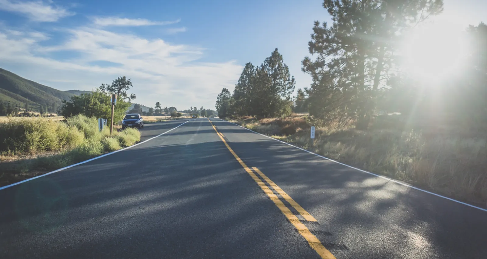 Foto de una carretera con un fondo soleado