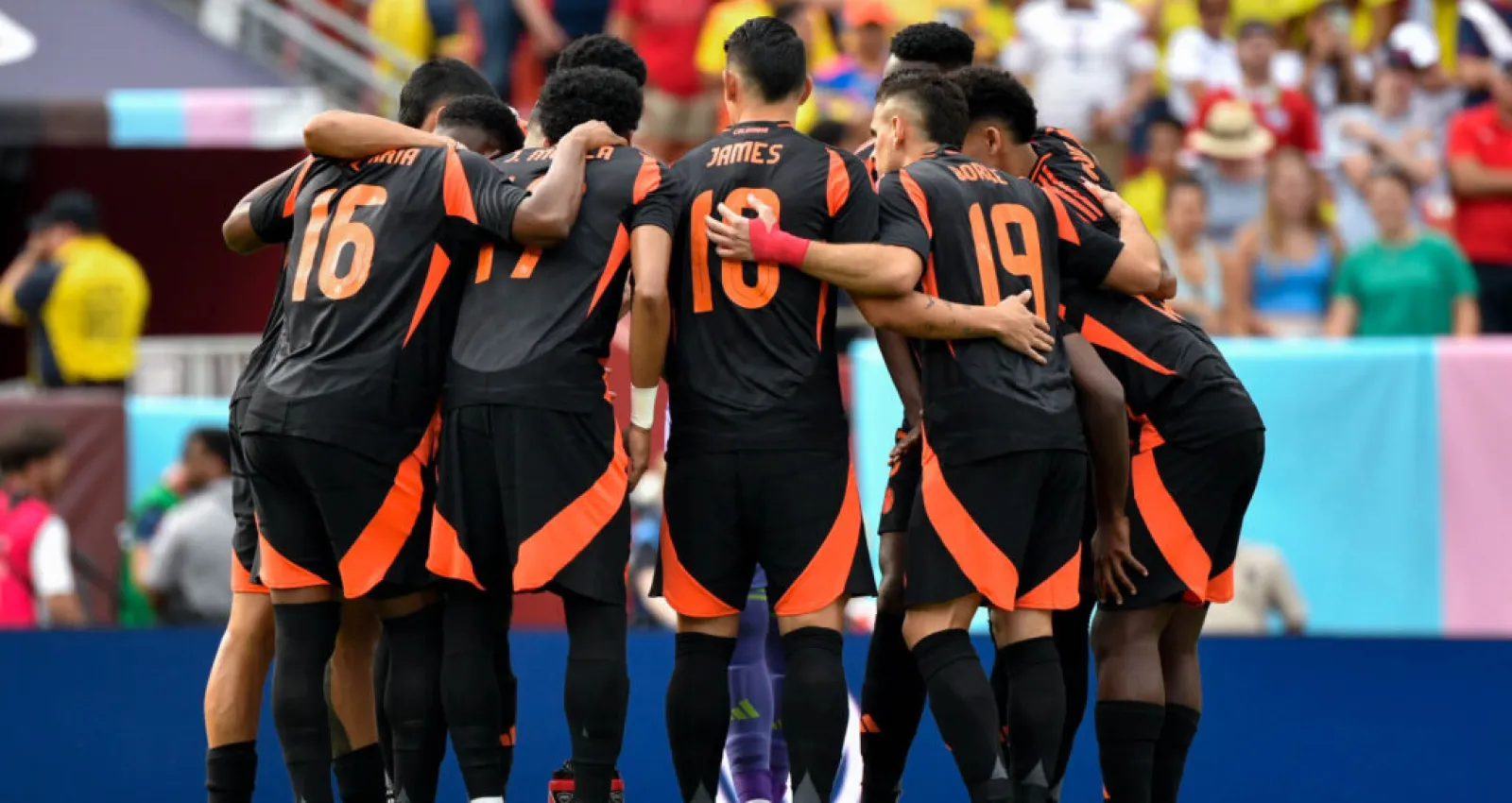 Foto de una foto de equipo de espaldas con camiseta negra
