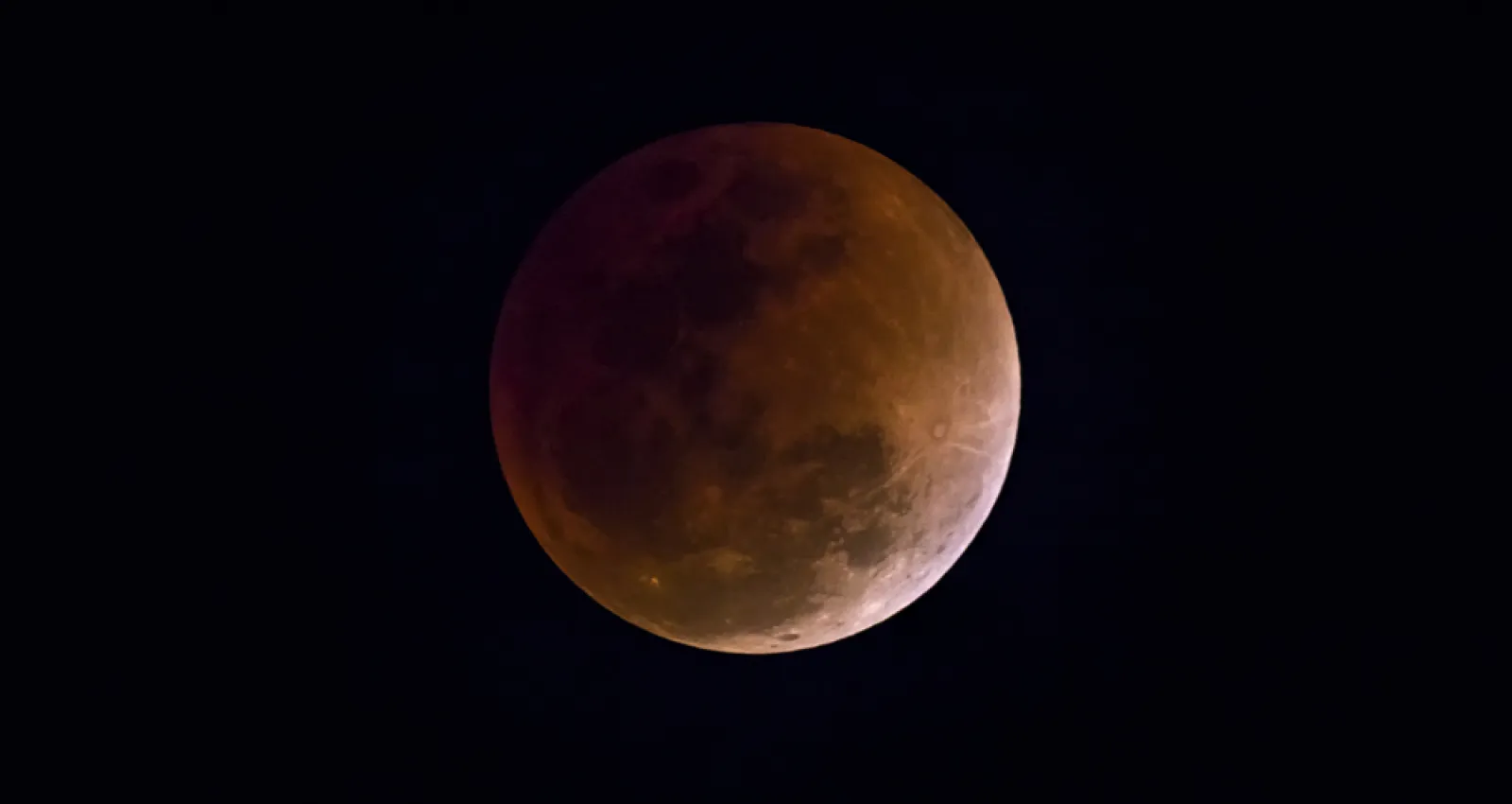 Foto de una luna con eclipse