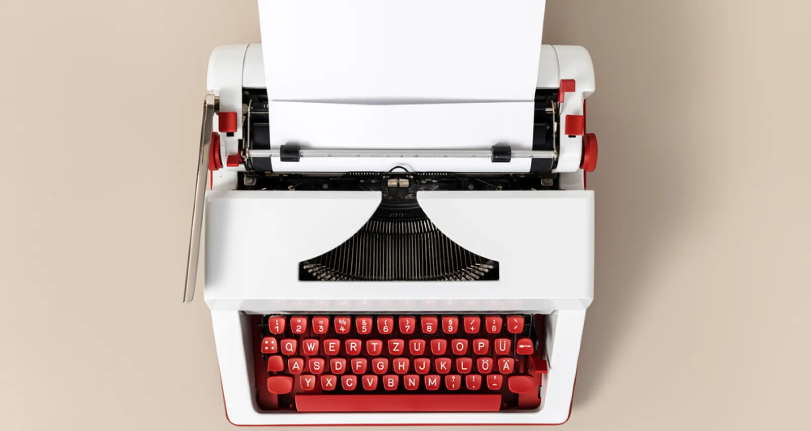 Foto de una máquina de escribir de color rojo