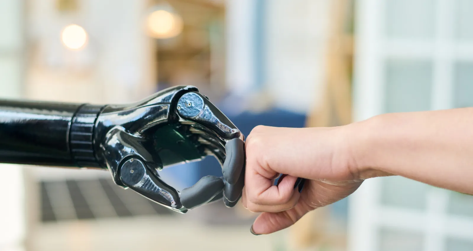 Foto de una mano natural y de un robot chocando