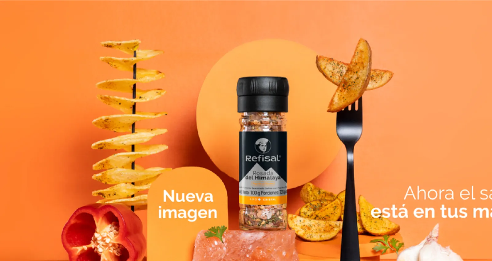 Foto de una mesa con productos de refisal con fondo naranja
