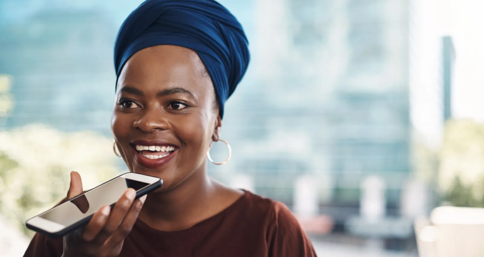 Foto de una mujer afroamericana hablando por celular