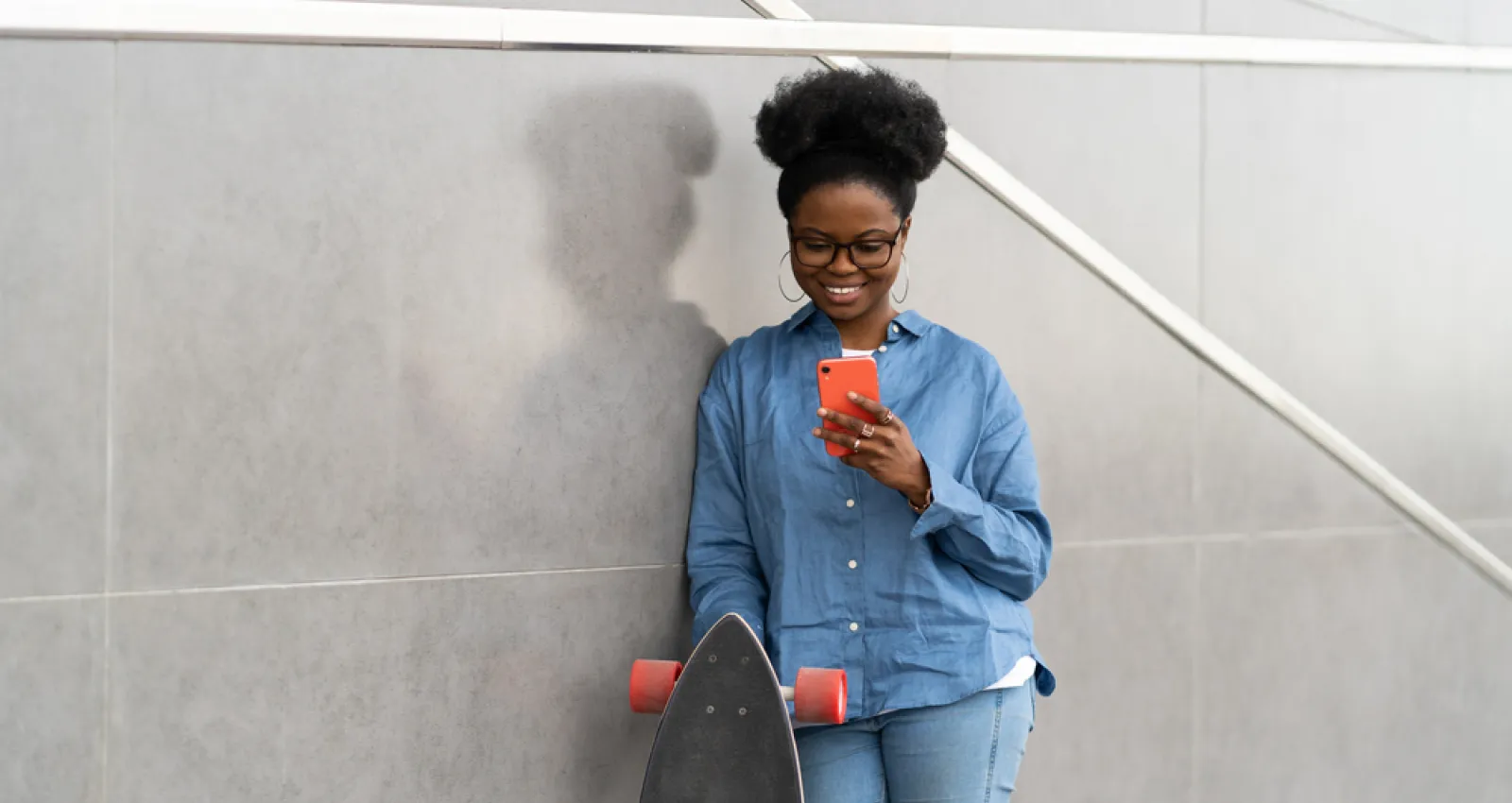 Foto de una mujer con el celular en la mano