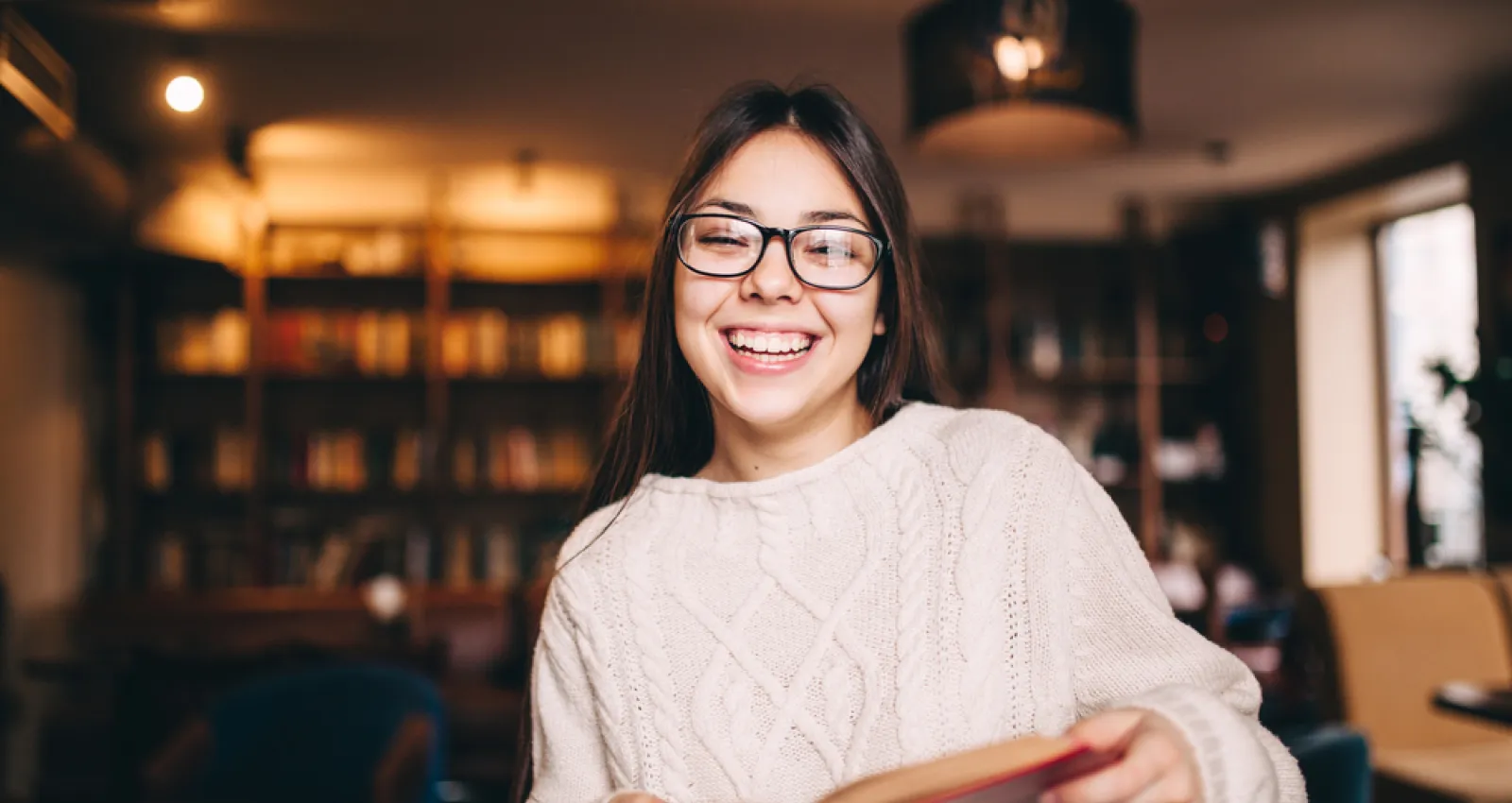 Foto de una mujer con el libro en la mano