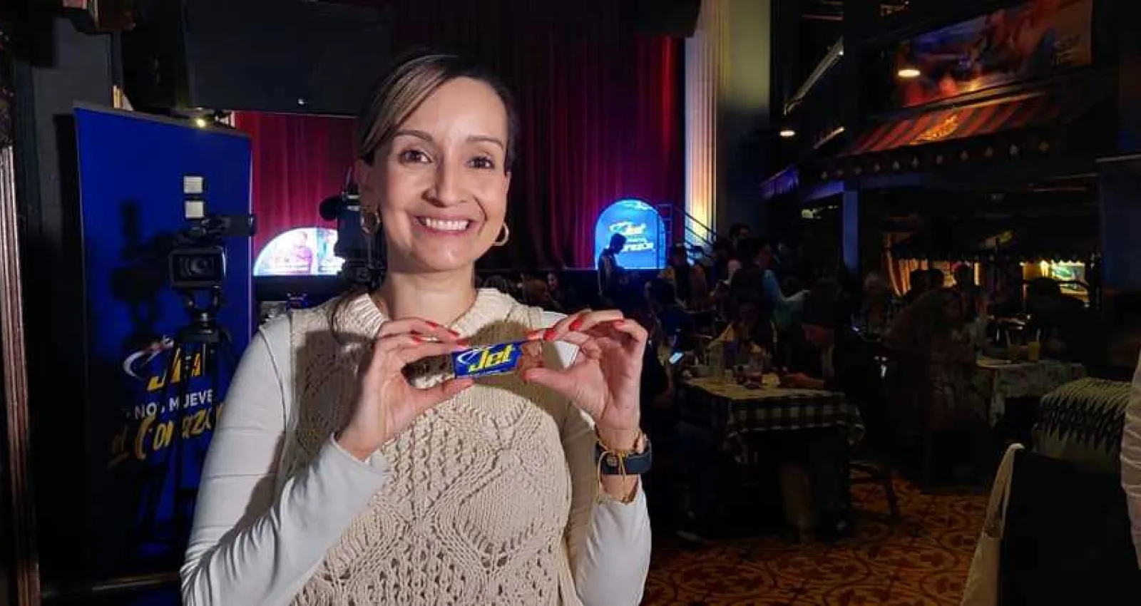 Foto de una mujer con la chocolatina jet entre manos