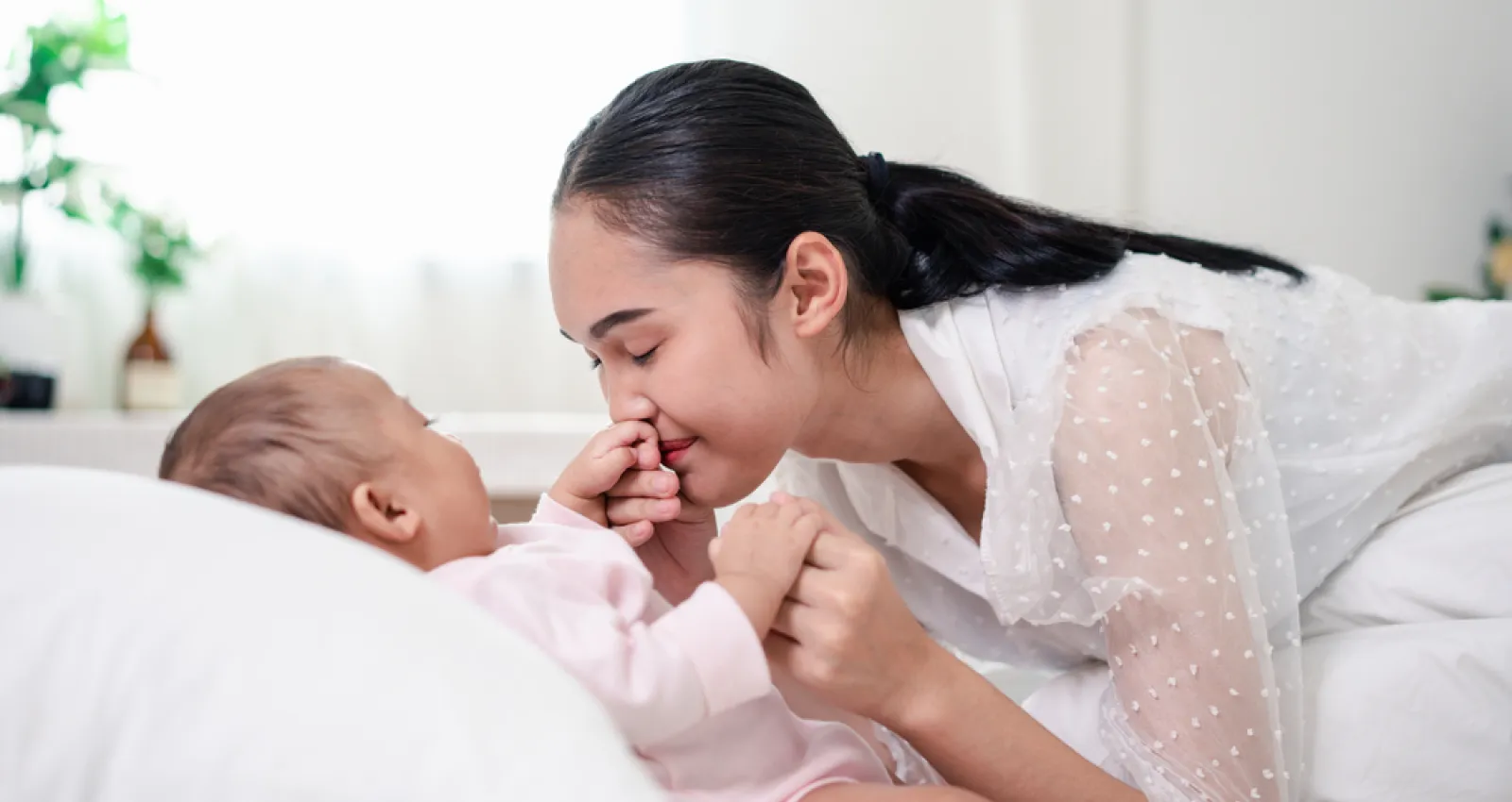 Foto de una mujer con un bebé de frente