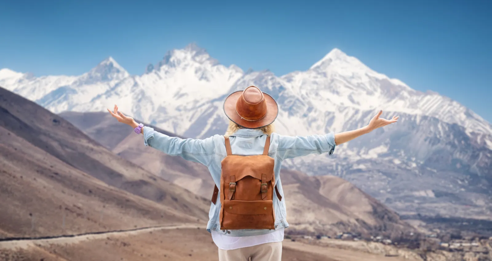 Foto de una mujer con una mochila en su espalda