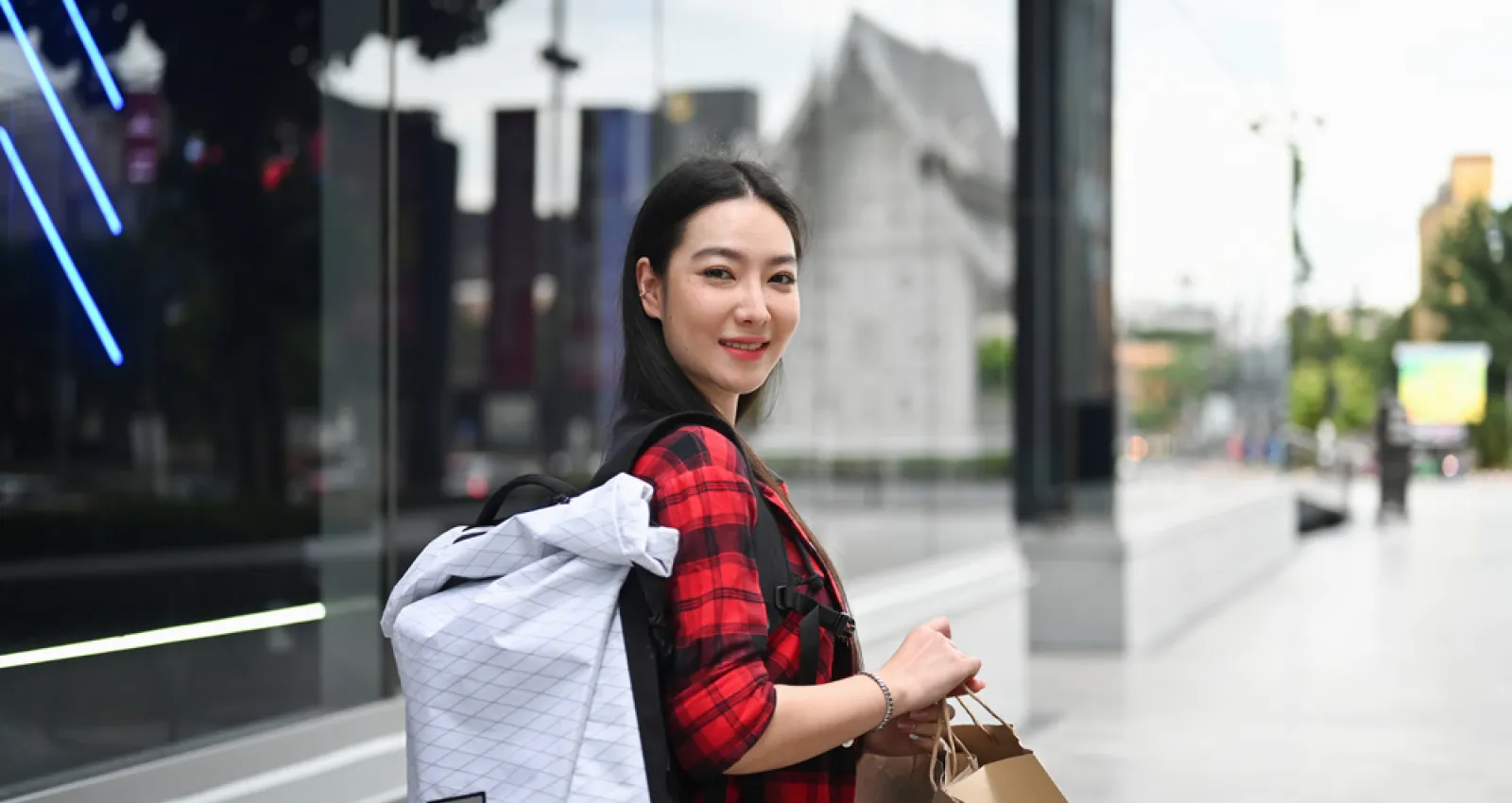 Foto de una mujer con unas bolsas en la calle