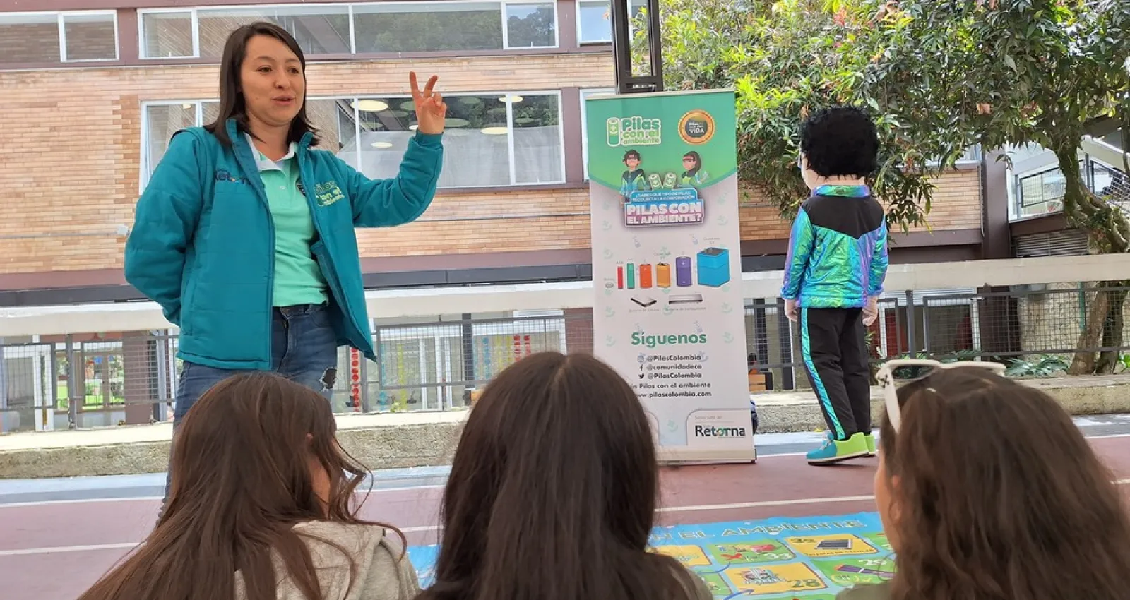 Foto de una mujer explicando un tema frente a otras mujeres