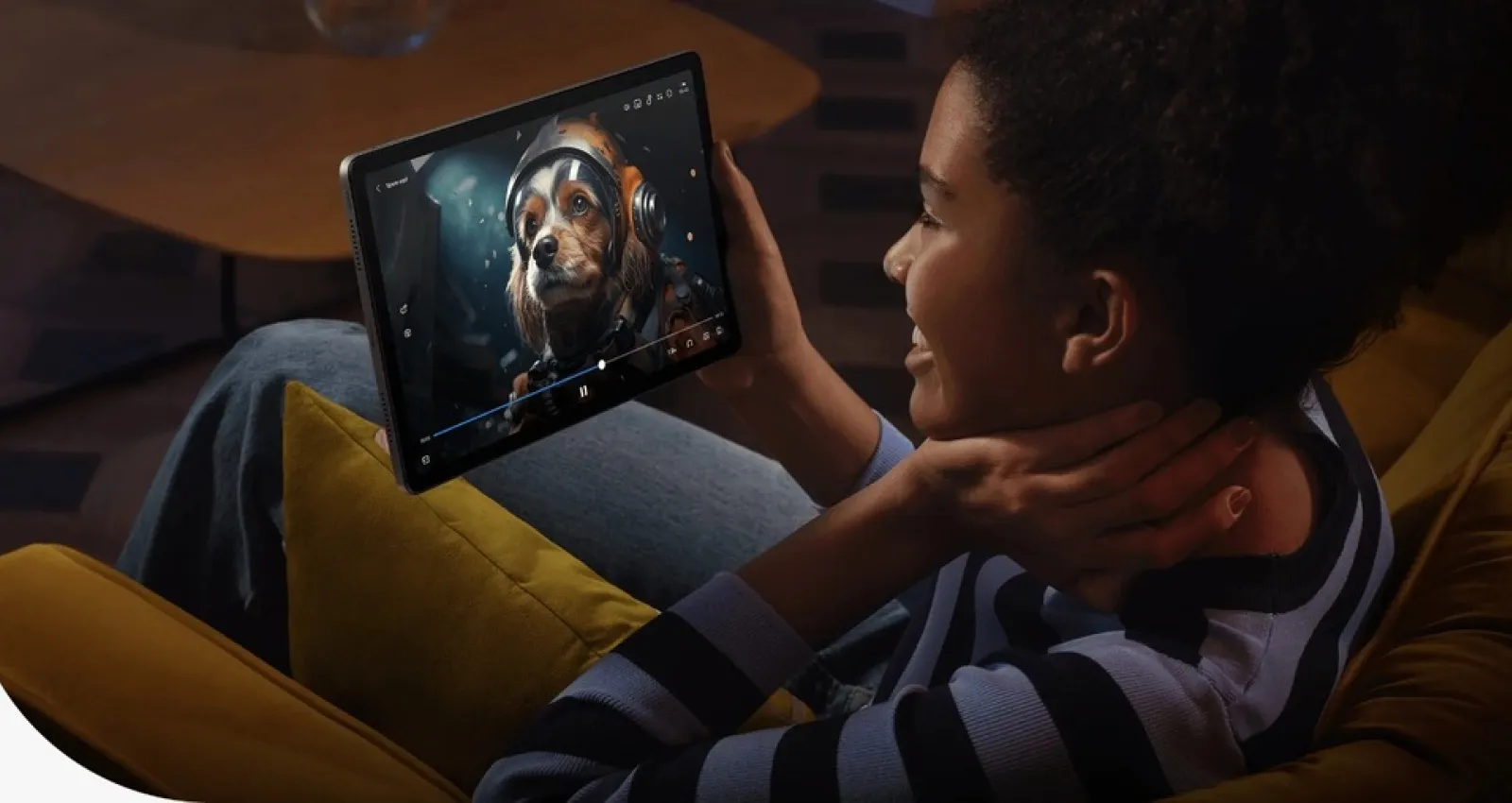 Foto de una mujer frente a la pantalla de una tablet