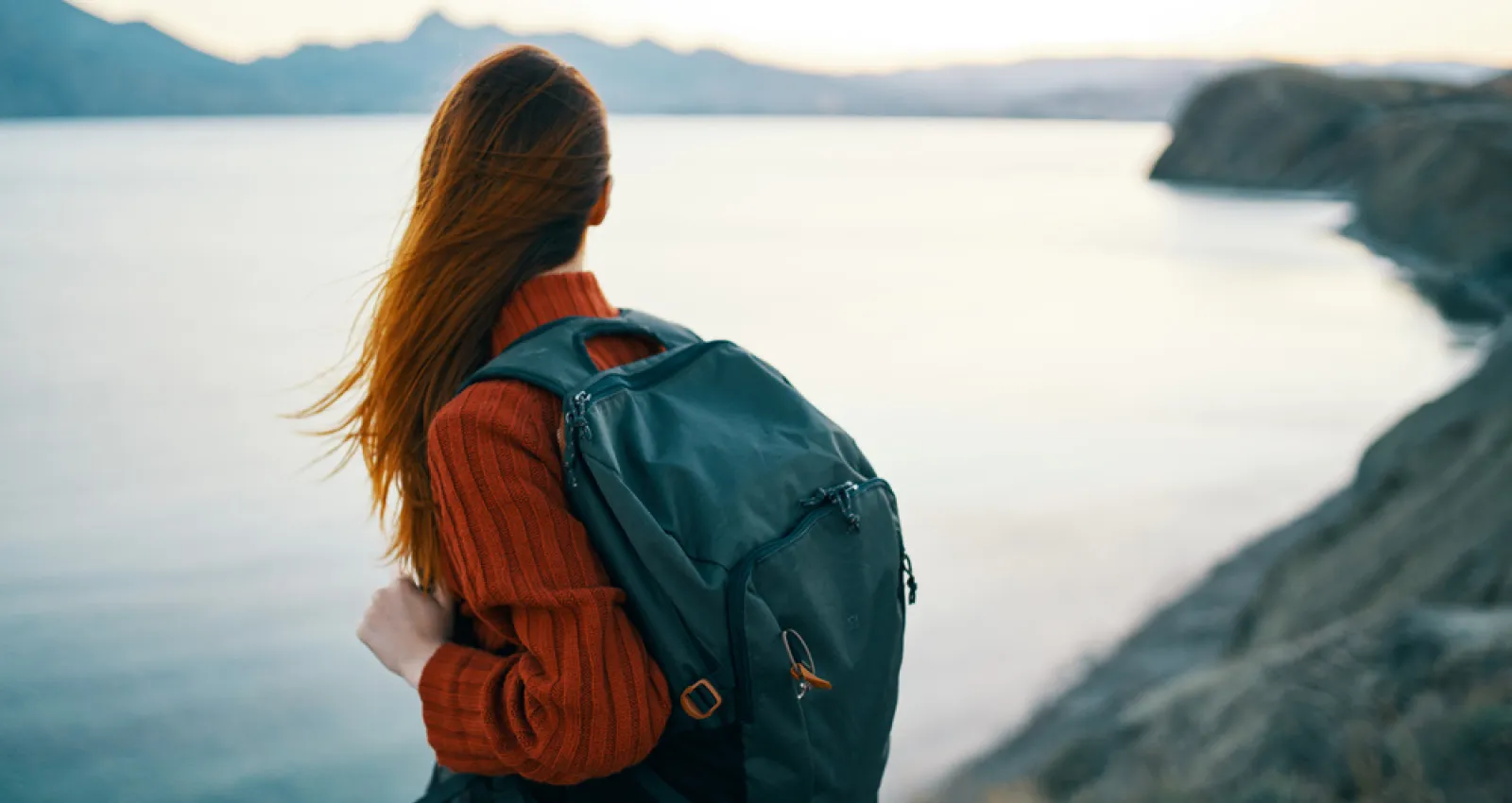Foto de una mujer frente a un lago