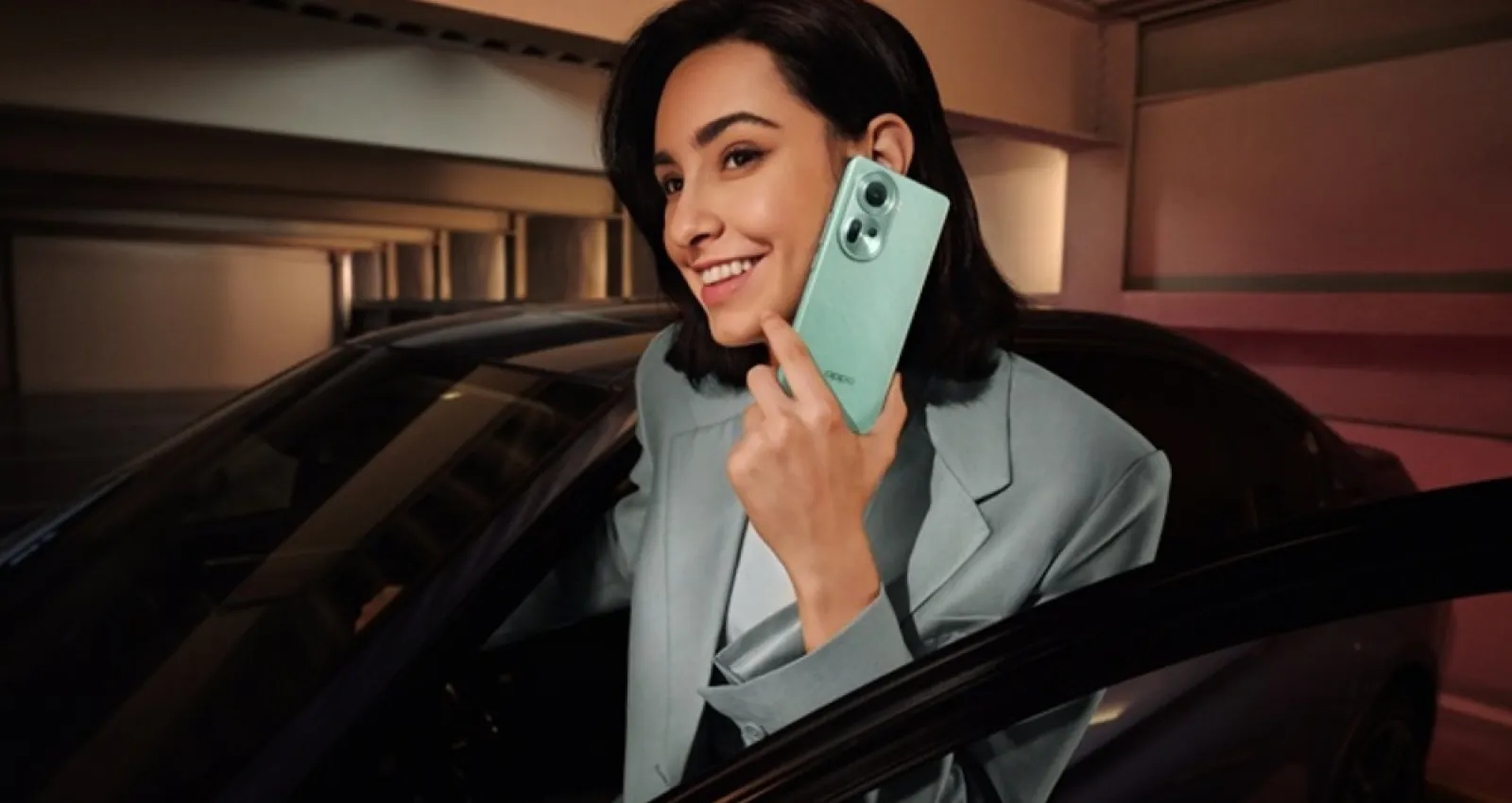 Foto de una mujer hablando con un teléfono oppo