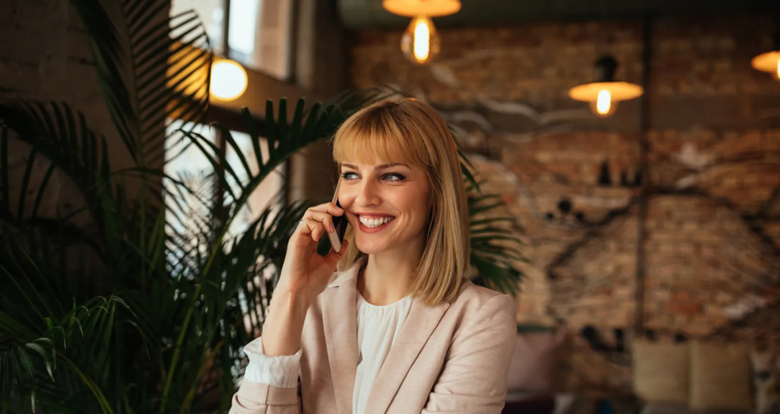 Foto de una mujer hablando sonriente por el celular