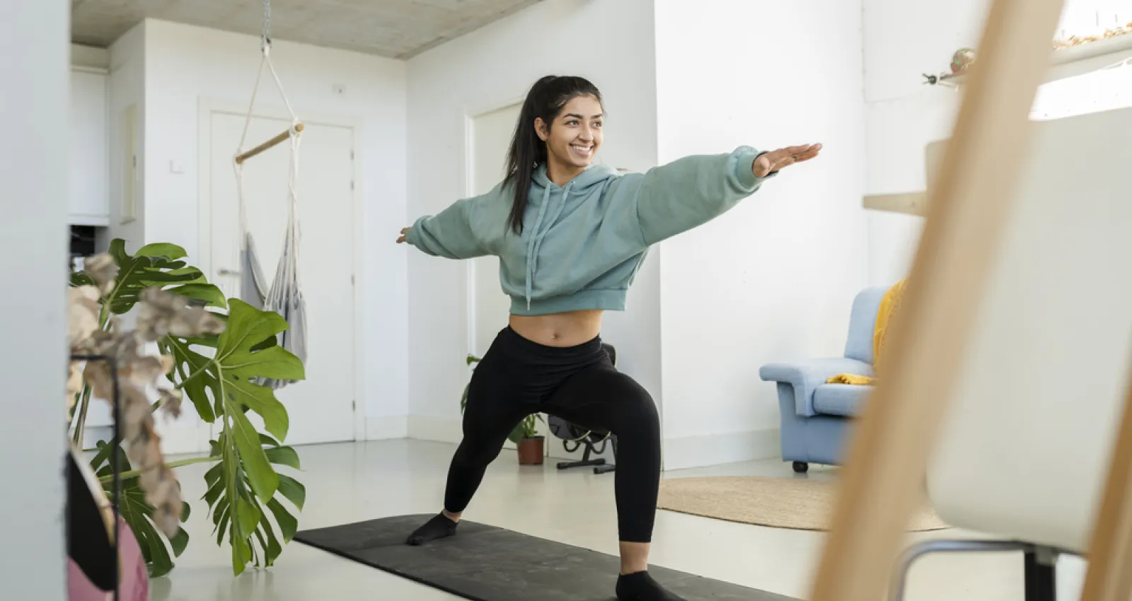 Foto de una mujer haciendo yoga encima de una colchoneta