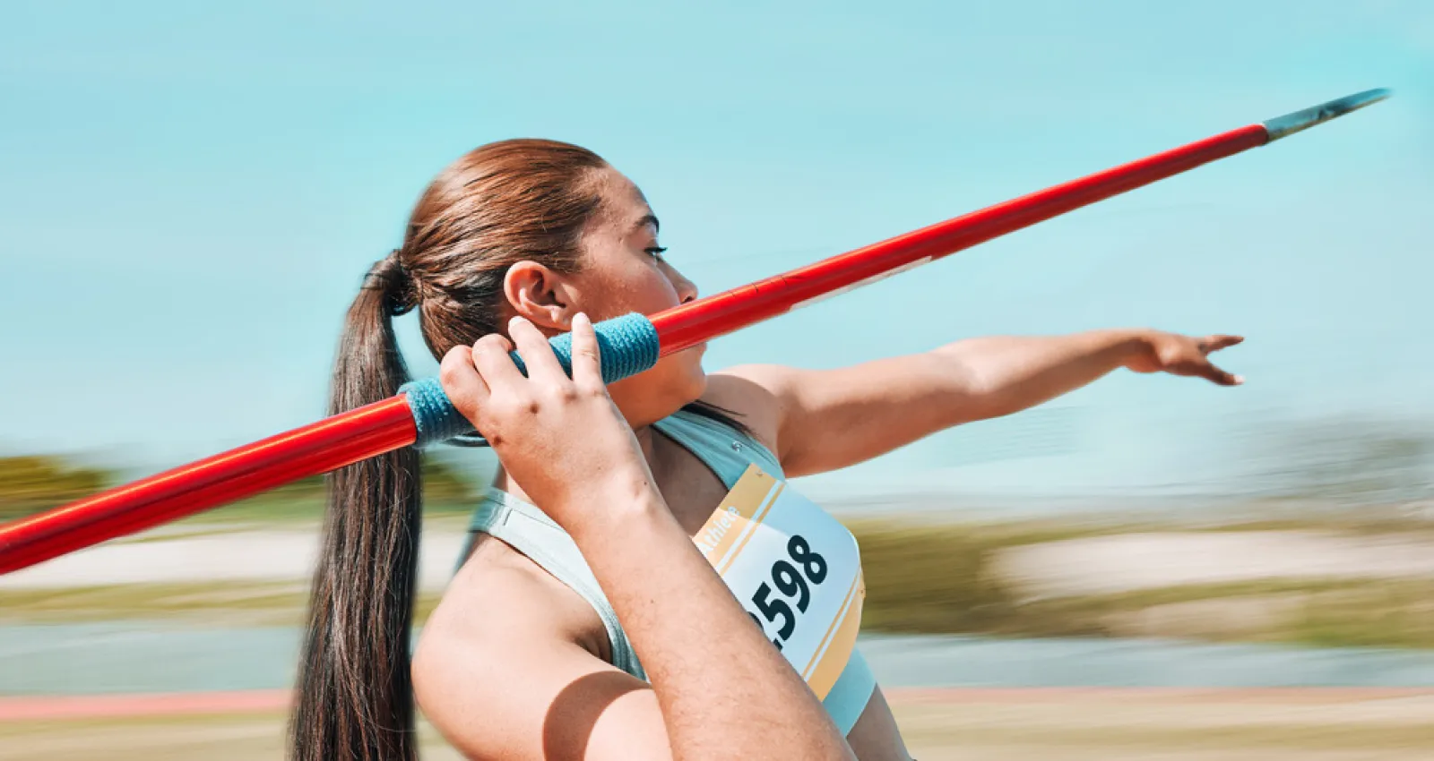 Foto de una mujer lanzando una jabalina