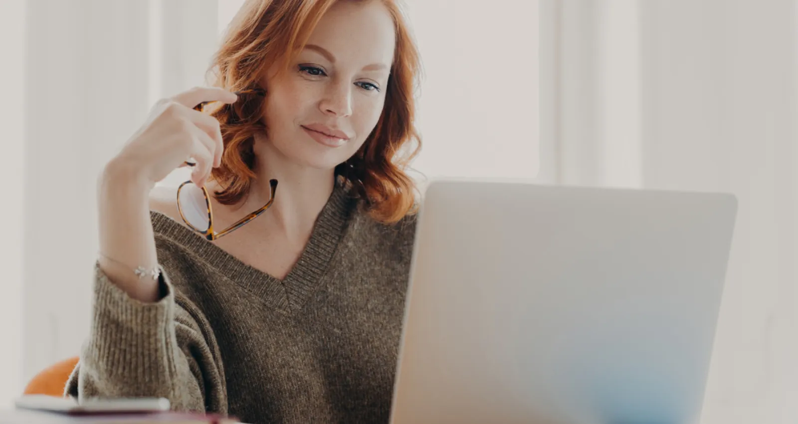 Foto de una mujer mirando el computador 