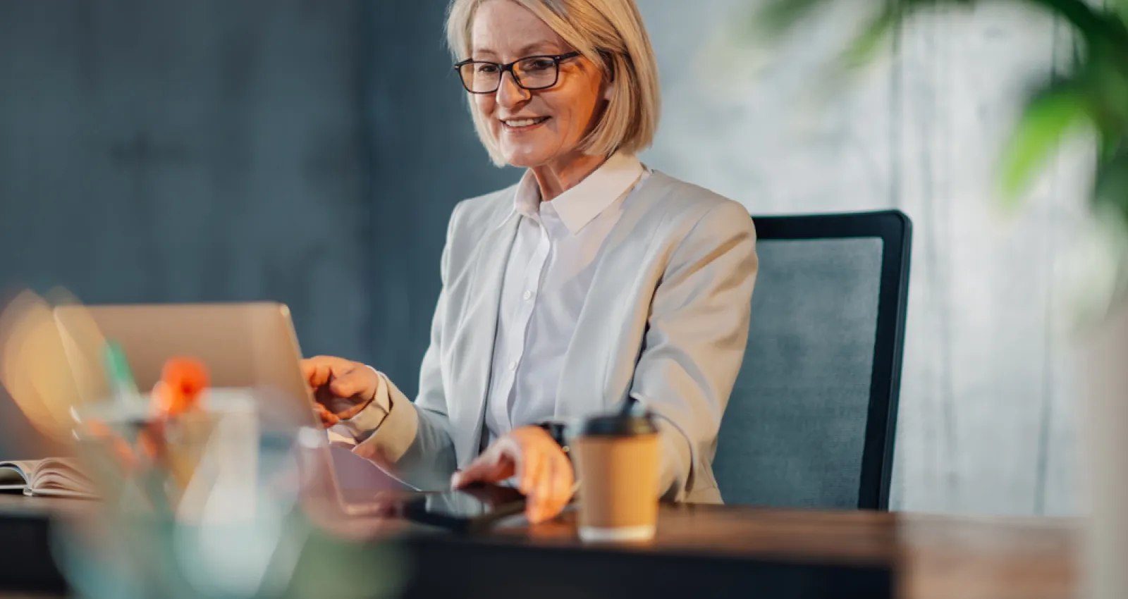 Foto de una mujer mirando el computador