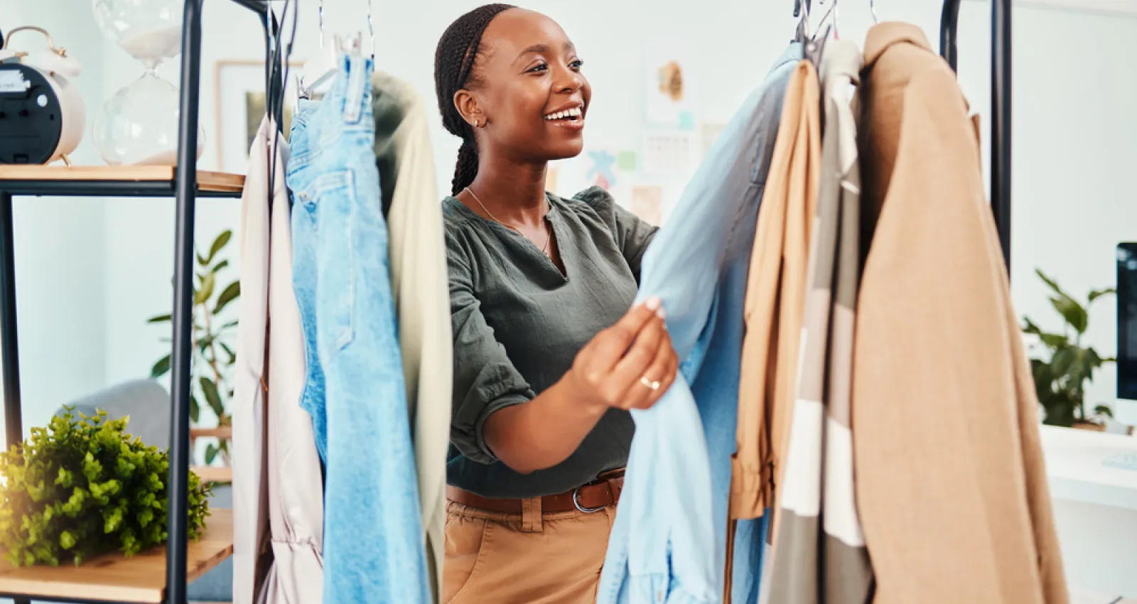 Foto de una mujer mirando ropa de diferentes tonalidades y estilos