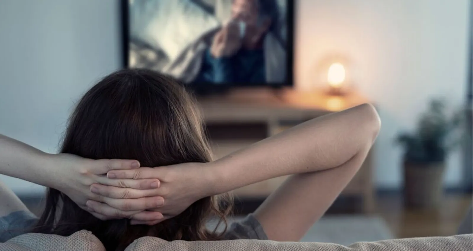 Foto de una mujer mirando televisión