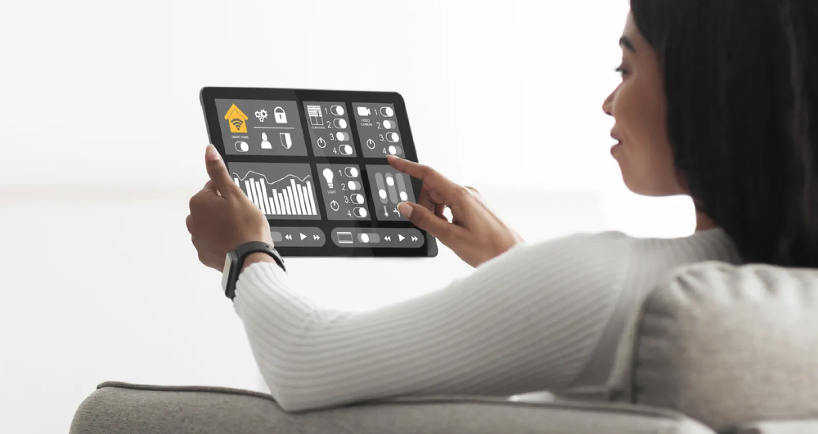Foto de una mujer mirando una tablet