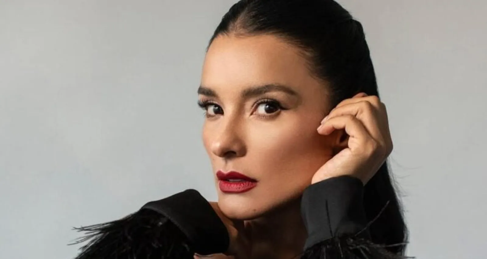 Foto de una mujer posando con ropa negra para la cámara
