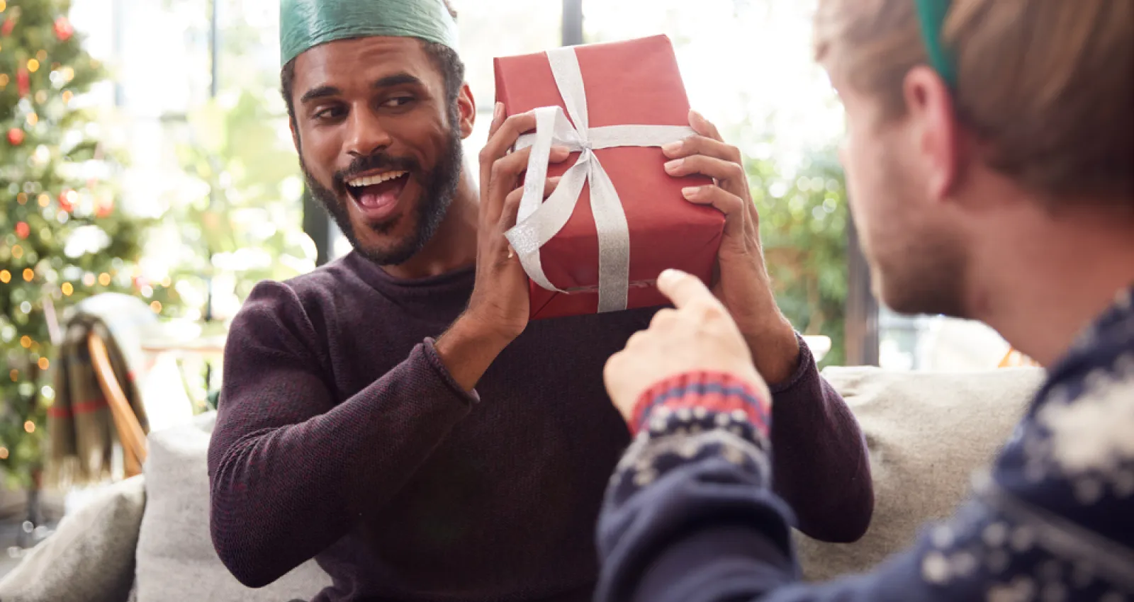 Foto de una mujer regalandole un detalle a un hombre
