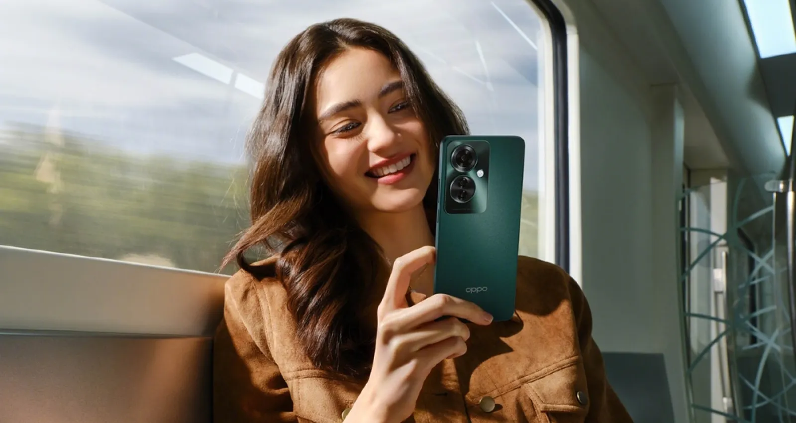 Foto de una mujer sonriendo con un celular verde en la mano