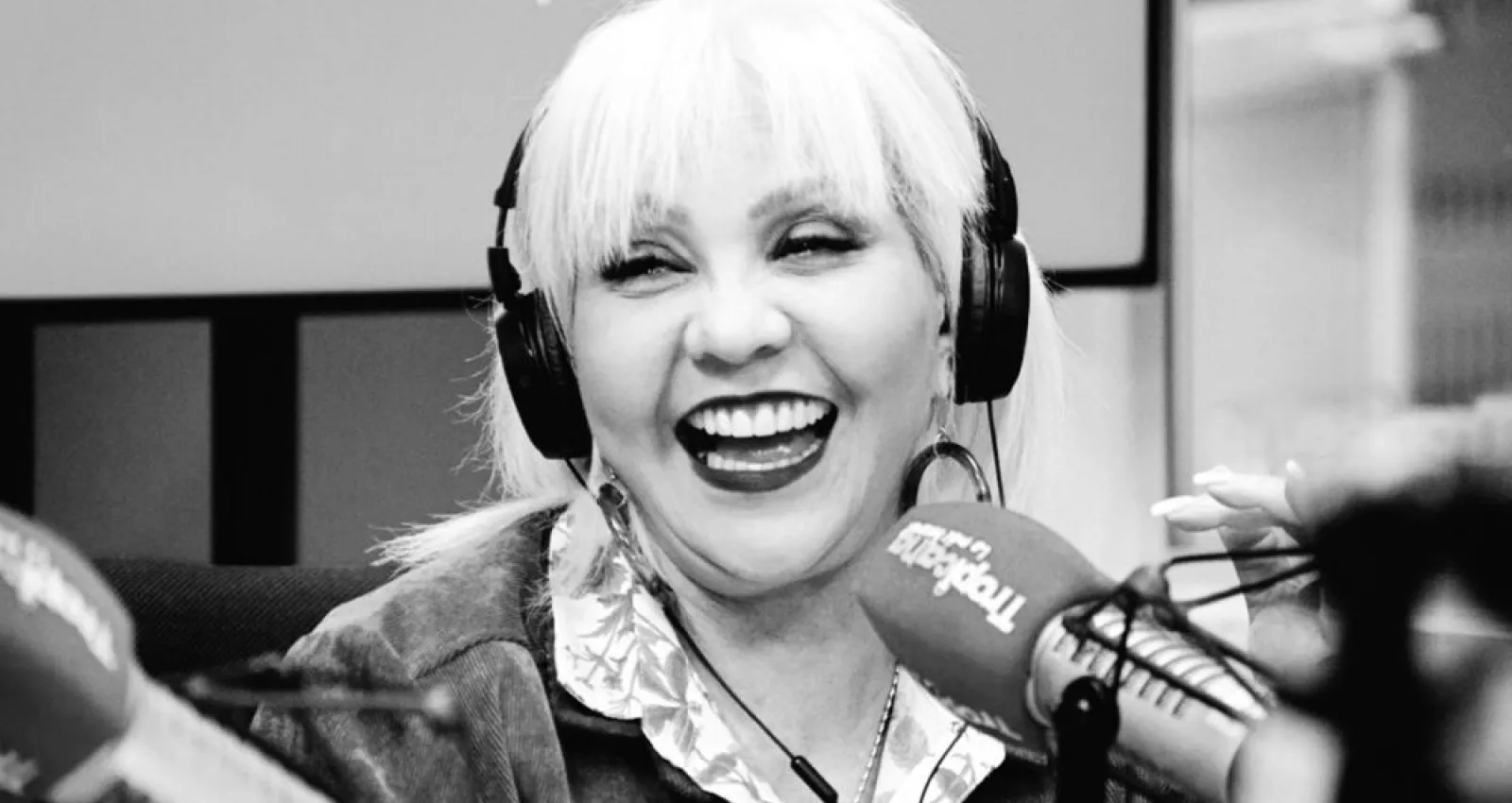 Foto de una mujer sonriendo en blanco y negro