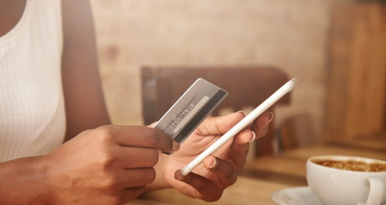 Foto de una mujer sosteniendo un celular en sus manos