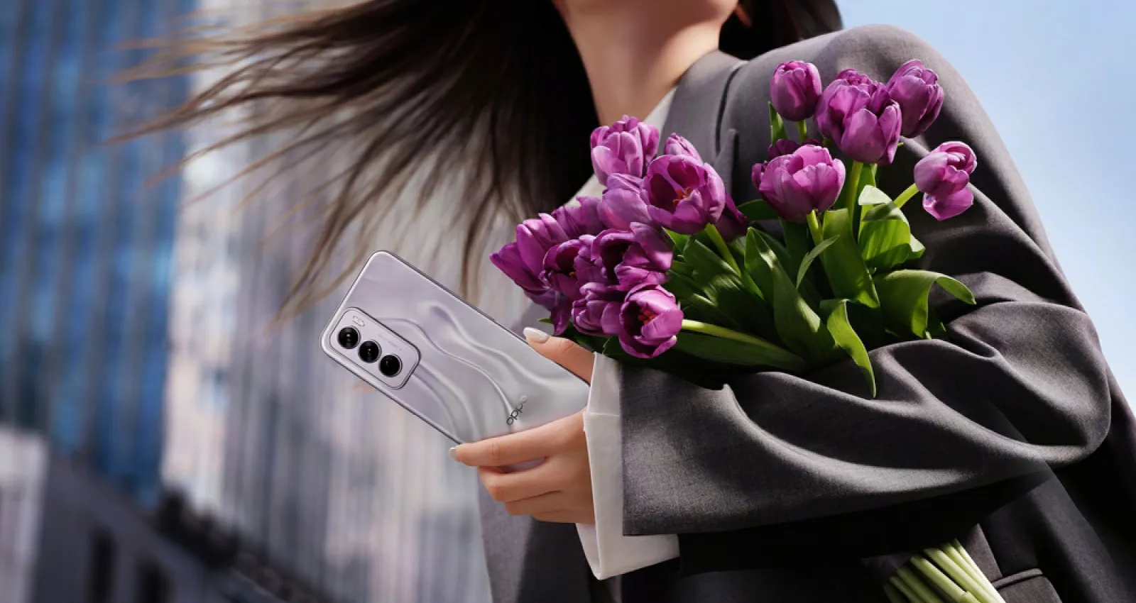 Foto de una mujer sosteniendo un ramo de flores en su brazo