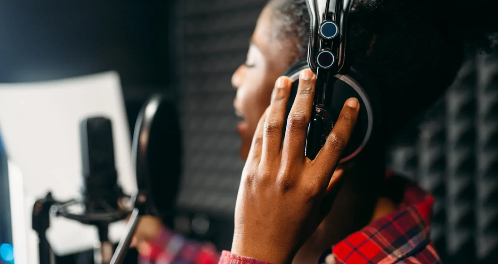 Foto de una mujer tocando los audifonos sobre las orejas