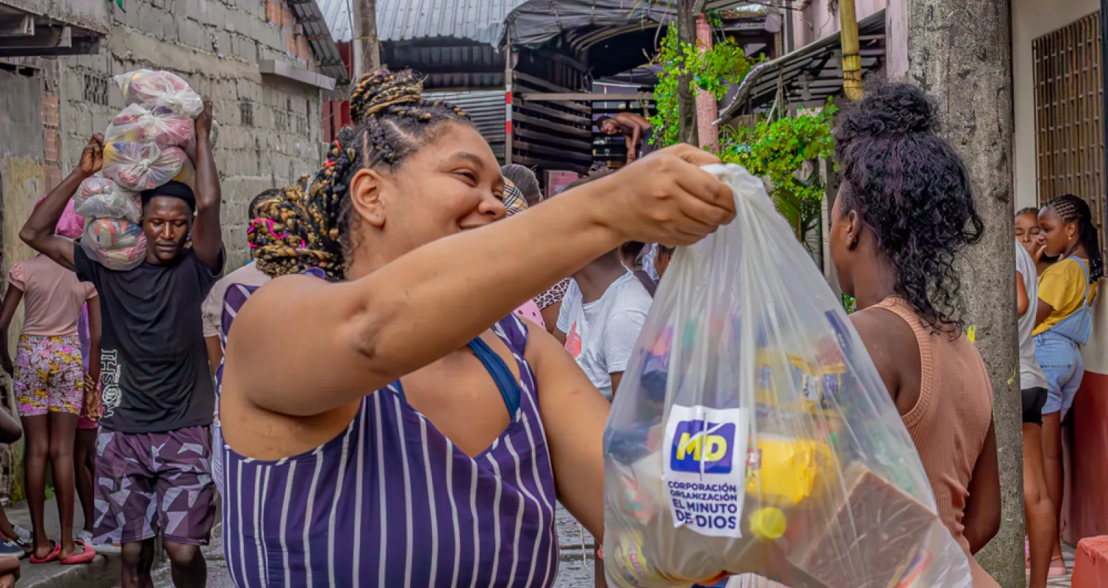 Foto de una mujer tomando una bolsa con productos